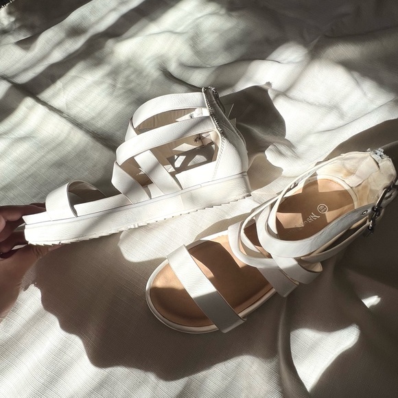 ♡ WHITE STRAPPY PLATFORM SANDALS ♡ - Picture 2 of 3